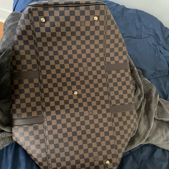 Great condition the zip has trouble sometimes barely used - Picture 3 of 4